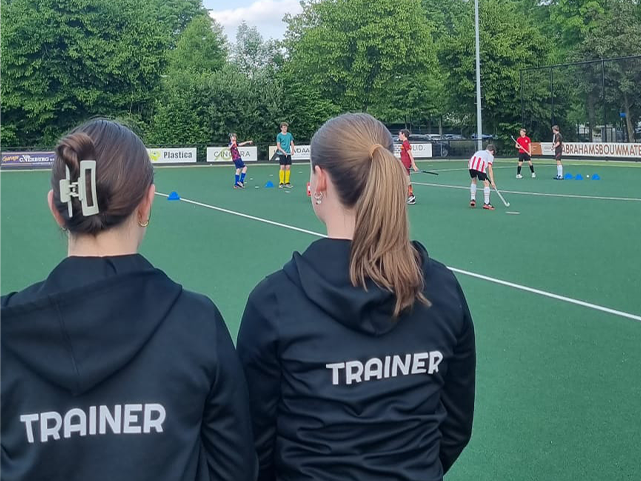 Trainer geeft hockeytraining bij HCH Academy